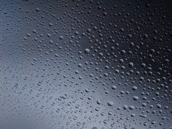 Gotas de água cor fundo chuva vidro espaço arco-íris . — Fotografia de Stock