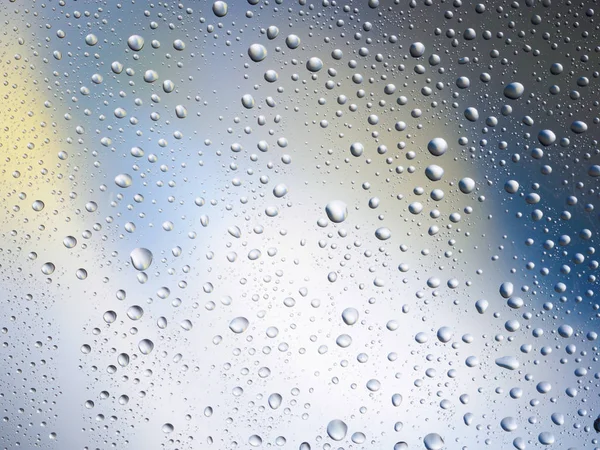 Gouttes d'eau couleur fond pluie verre espace arc-en-ciel . — Photo