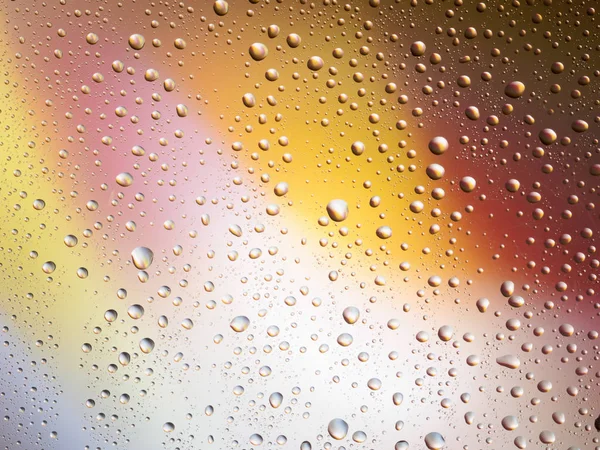 Gouttes d'eau couleur fond pluie verre espace arc-en-ciel . — Photo