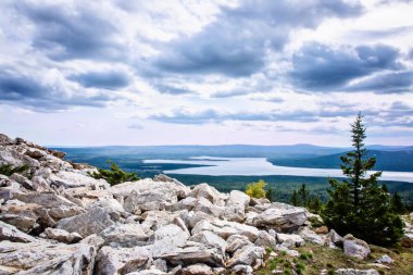 Dağın tepesinde görüntülemek valley Gölü Zuratkul Çelyabinsk Rusya Federasyonu.