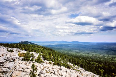 Dağın tepesinde görüntülemek valley Gölü Zuratkul Çelyabinsk Rusya Federasyonu.