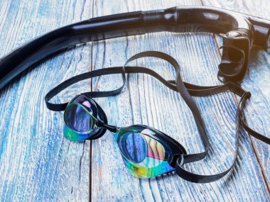 Ahşap arka plan güneş ışığında yüzme spor için aksesuarlar.