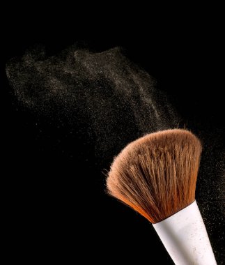 Kozmetik makyaj fırçaları siyah arka plan üzerinde patlama sıçrama toz gölge allık flash.