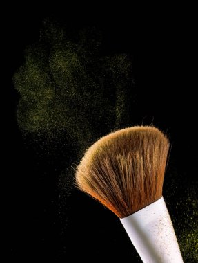 Kozmetik makyaj fırçaları siyah arka plan üzerinde patlama sıçrama toz gölge allık flash.