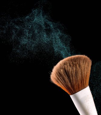 Kozmetik makyaj fırçaları siyah arka plan üzerinde patlama sıçrama toz gölge allık flash.