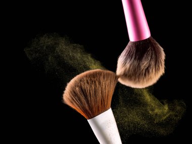 Kozmetik makyaj fırçaları siyah arka plan üzerinde patlama sıçrama toz gölge allık flash.