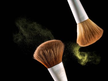 Kozmetik makyaj fırçaları siyah arka plan üzerinde patlama sıçrama toz gölge allık flash.