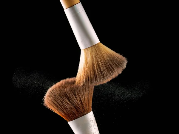Kosmetik Make-up Pinsel auf schwarzem Hintergrund Blitz Explosion Spritzpuder Schatten erröten. — Stockfoto