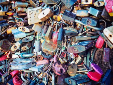 Aşk kilitleri töreni yer düğün, Gagarins park. Çelyabinsk, Rusya Federasyonu.