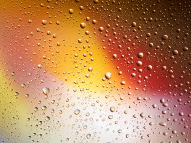 Renk arka plan yağmur cam alanı rainbow su damlaları.