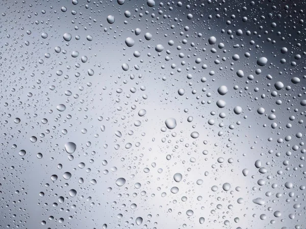 Gotas de água cor fundo chuva vidro espaço arco-íris . — Fotografia de Stock