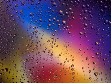 Renk arka plan yağmur cam alanı rainbow su damlaları.