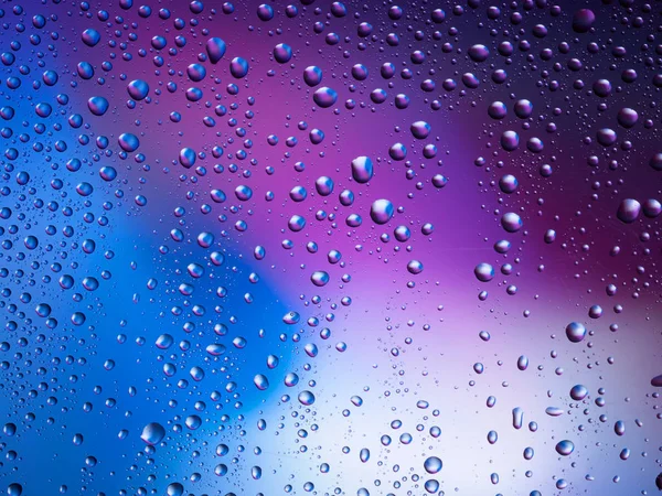 Χρώμα φόντου βροχή γυαλί χώρο ουράνιο τόξο σταγόνες νερού. — Φωτογραφία Αρχείου