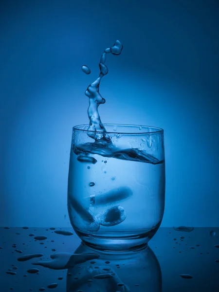 Ökologisches Konzept. Wasserschutz, Wasserressourcen, Reinigung, klares Wasser, Wasserleck. Lebensstil im Gesundheitswesen — Stockfoto