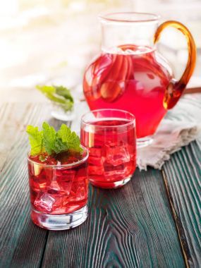 Berry Komposto sürahi gözlük ahşap rustik arka plan güneş elma dilimleri ile.