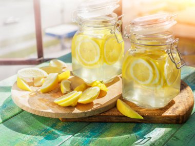 Testiler, saman, kentsel görünümünde soğuk limonata buz