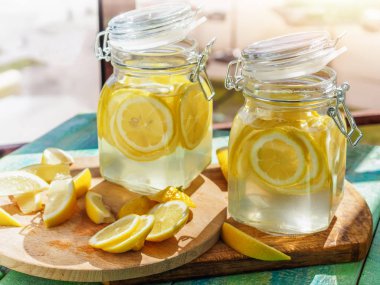 Testiler, saman, kentsel görünümünde soğuk limonata buz
