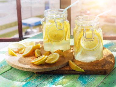 Testiler, saman, kentsel görünümünde soğuk limonata buz