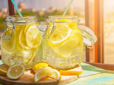 Testiler, saman, kentsel görünümünde soğuk limonata buz