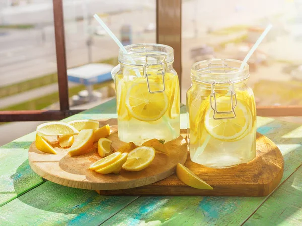 Ghiaccio alla limonata fredda, in brocche, paglia, vista urbana — Foto Stock