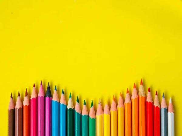 Kolorowanie kredkami rainbow fala sztuki edukacji szkolnej — Zdjęcie stockowe