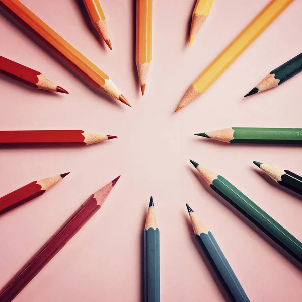 Kolorowanie kredkami na tle papieru do rysowania koło kolorów — Zdjęcie stockowe