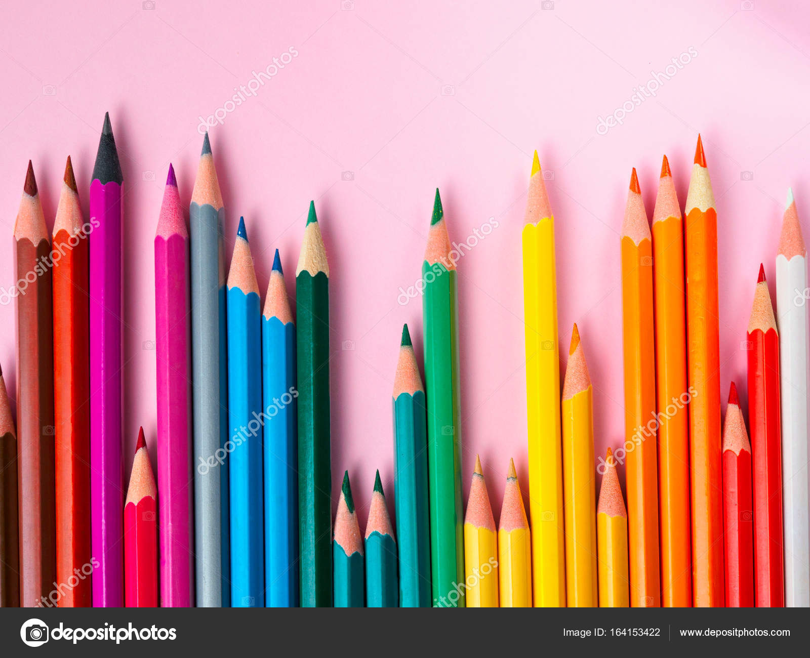 Matita colorata su carta in rosa per il disegno del cerchio dei colori — Foto Stock