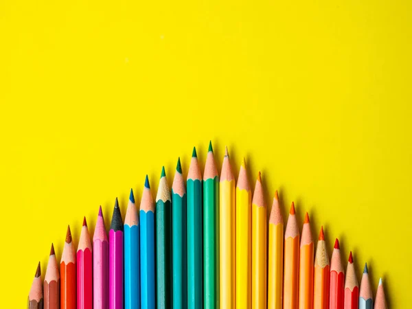 Farbstift auf gelbem Papier Hintergrund zum Zeichnen Farbkreis — Stockfoto