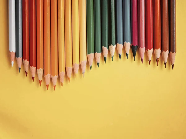 Kolorowanie kredkami na tle żółty papier do rysowania koło kolorów — Zdjęcie stockowe
