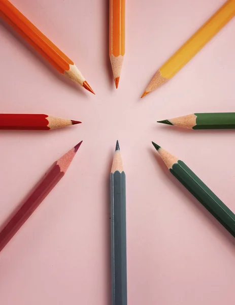 Färgat ritstift på papper bakgrund för att rita färgcirkeln — Stockfoto