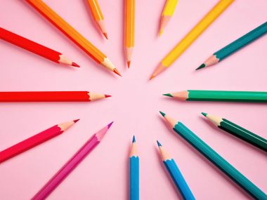 Renkli kurşun kalem pembe kağıt arka plan üzerinde renkli daire çizmek için