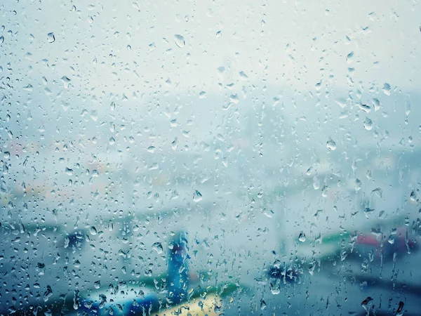 Regnet i city, vatten droppar på våta fönsterglas — Stockfoto