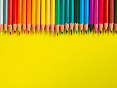 Renkli kurşun kalem sarı kağıt arka plan üzerinde renkli daire çizmek için