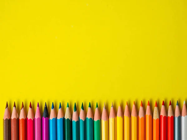 Farbstift auf gelbem Papier Hintergrund zum Zeichnen Farbkreis — Stockfoto