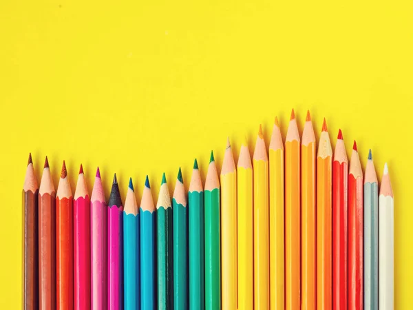 Kolorowanie kredkami na tle żółty papier do rysowania koło kolorów — Zdjęcie stockowe