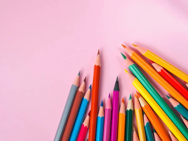 Kolorowanie kredkami na tle różowy papier do rysowania koło kolorów — Zdjęcie stockowe