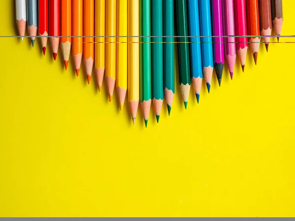 Farbstift auf gelbem Papier Hintergrund zum Zeichnen Farbkreis — Stockfoto