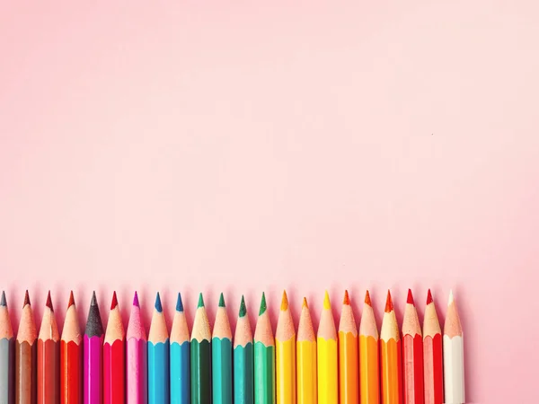 Lápis colorido sobre fundo de papel para desenhar círculo de cores — Fotografia de Stock