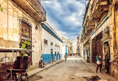 Havana, Küba - 29 Mart 2012: eski Havana dar sokak ve eski bina, yerel halk ve turistler üzerinde tipik sahne sokak yok..
