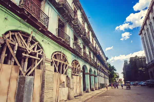 Havana, Küba - 28 Mart 2012: eski Havana dar sokak ve eski bina, yerel halk ve turistler üzerinde tipik sahne sokak yok..