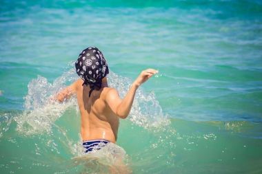 Su, Akdeniz genç beyaz çocuk atlama