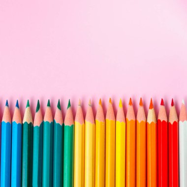 Renkli kurşun kalem kağıt arka plan üzerinde renkli daire çizmek için