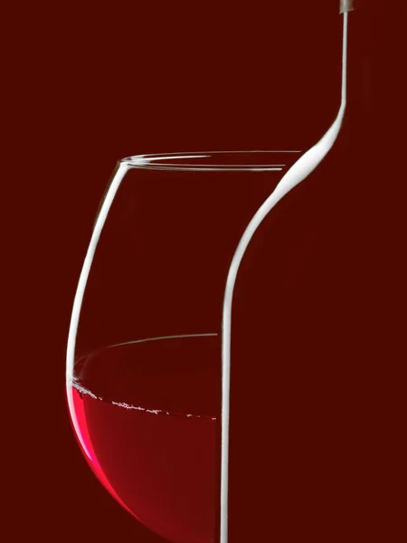 Elegante bottiglia silhouette di vino rosso e vetro su sfondo nero — Foto Stock