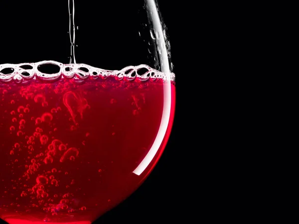 Elegante Silhouette Glas Rotwein auf schwarzem Hintergrund — Stockfoto