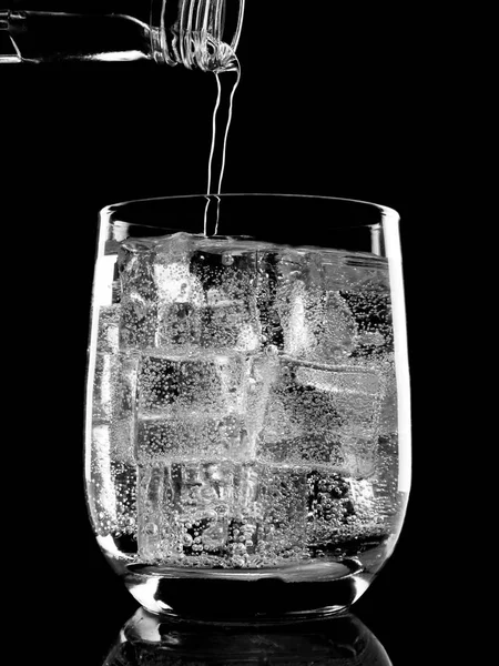 Flasche Soda-Mineralwasser im Glas — Stockfoto