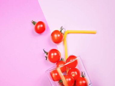 Domates suyu ya da iki yüzlü, içki cam saman ile kiraz domates