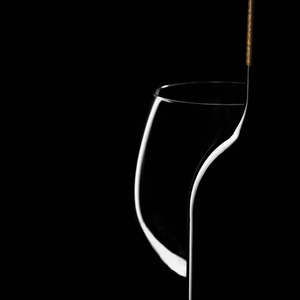 검은 배경에 유리와 와인의 우아한 실루엣 병 — 스톡 사진