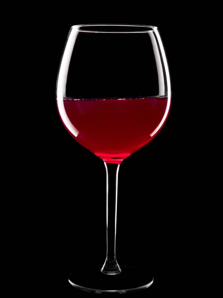 Vidro de silhueta elegante de vinho tinto sobre fundo preto — Fotografia de Stock