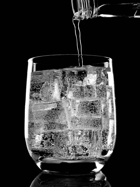 Flasche Soda-Mineralwasser im Glas — Stockfoto