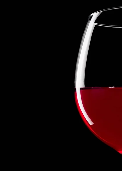 Vidro de silhueta elegante de vinho tinto sobre fundo preto — Fotografia de Stock